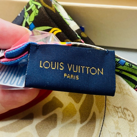 NEW Louis Vuitton Silk Monogram 2021 Vivienne Xmas Animation China Bandeau Scarf - Picture 7 of 9